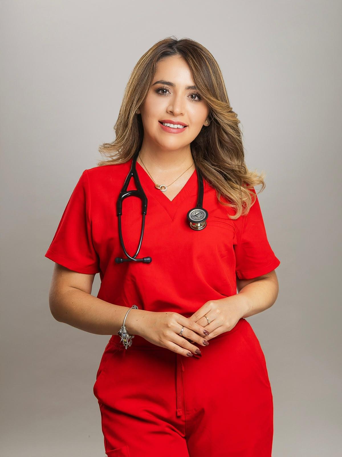 Dra. Diana Romero con uniforme médico